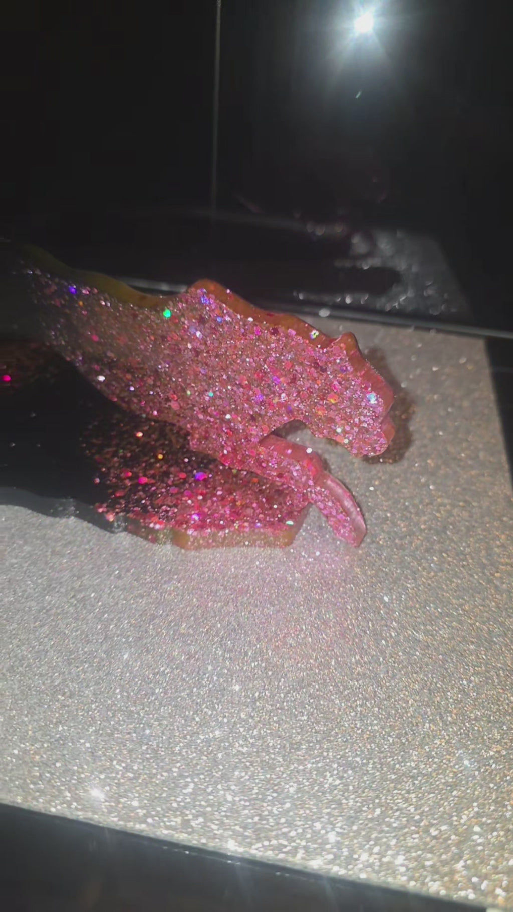 Panthère en résine noire pailletée – Décoration féline thème 1001 Nuit – Pièce artisanale 15x15 cm