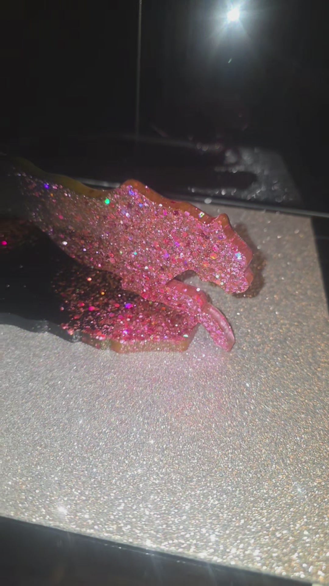 Panthère en résine noire pailletée – Décoration féline thème 1001 Nuit – Pièce artisanale 15x15 cm