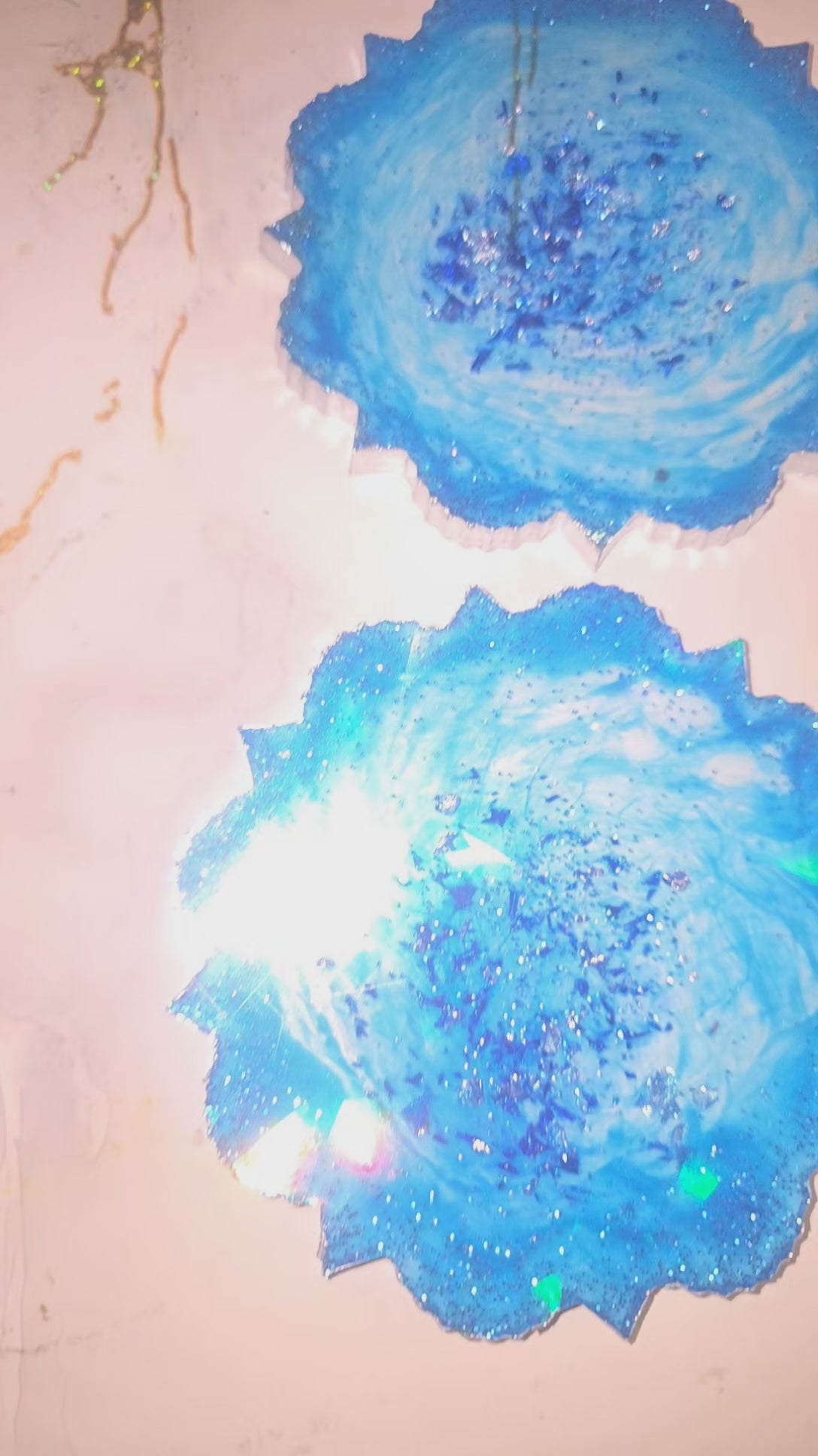 Lot de 4 dessous de verre artisanaux en résine – Bleu inspiré de l’Orient (Ø 10,5 cm)