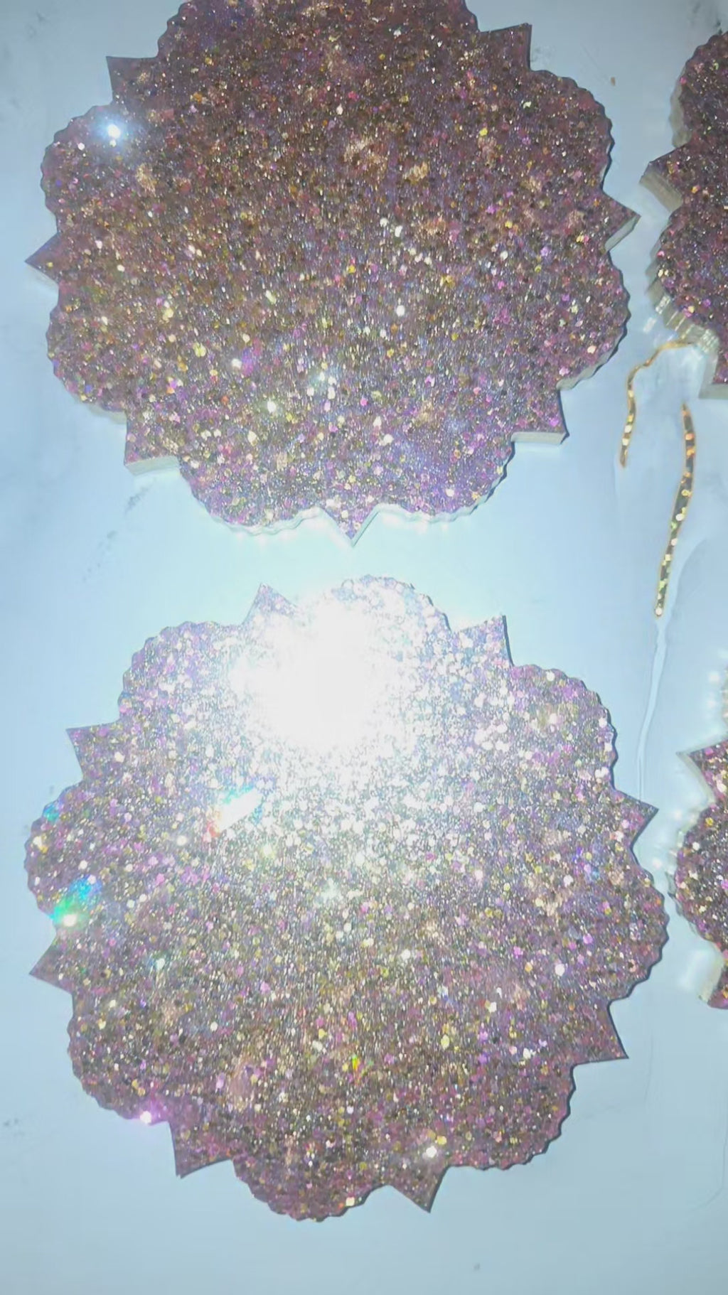 Lot de 4 dessous de verre artisanaux en résine – Cuivré pailleté aux reflets rosés (Ø 10,5 cm)