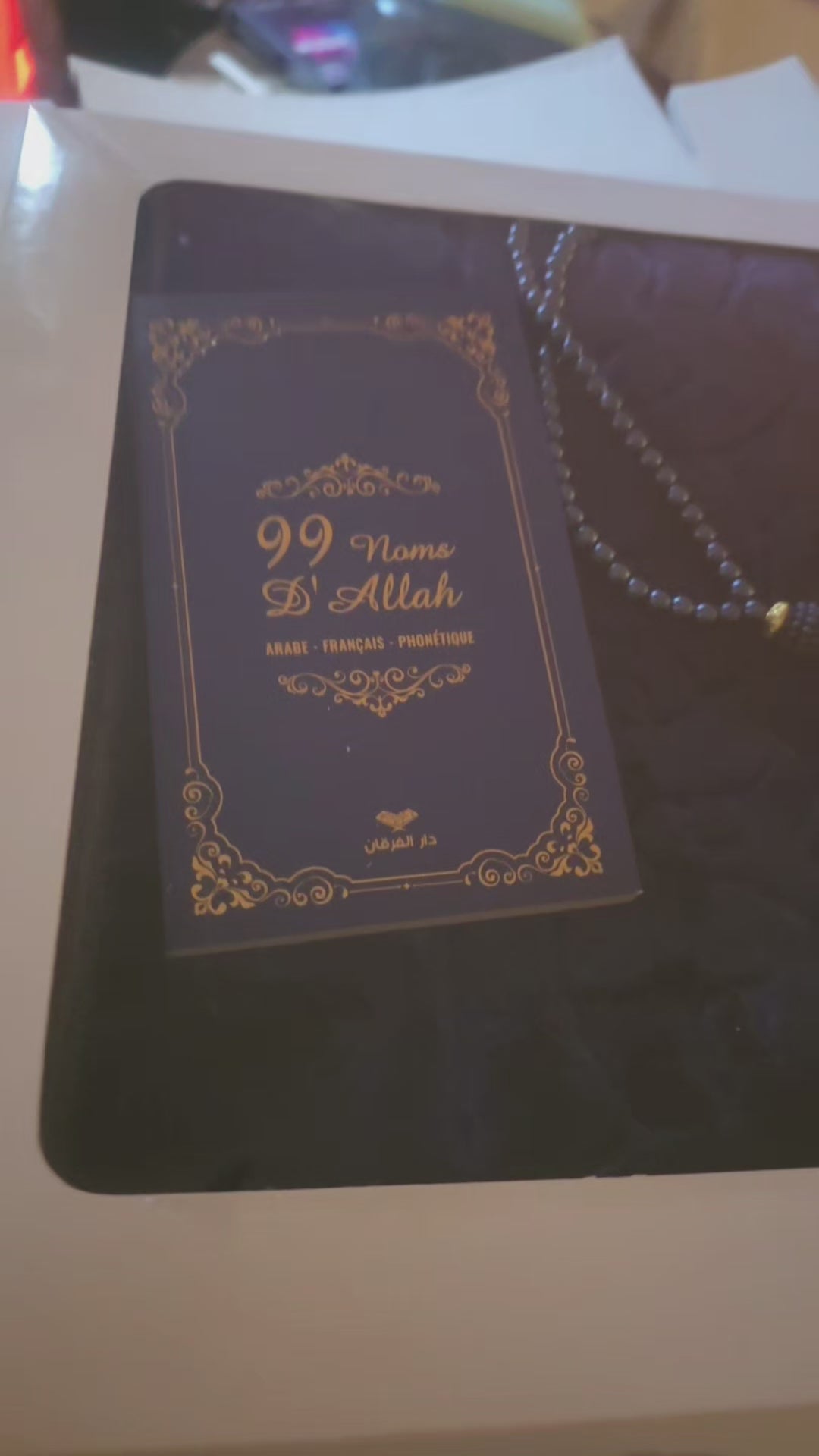 Coffret de prière élégant avec tapis, chapelet et livre des 99 Noms d’Allah