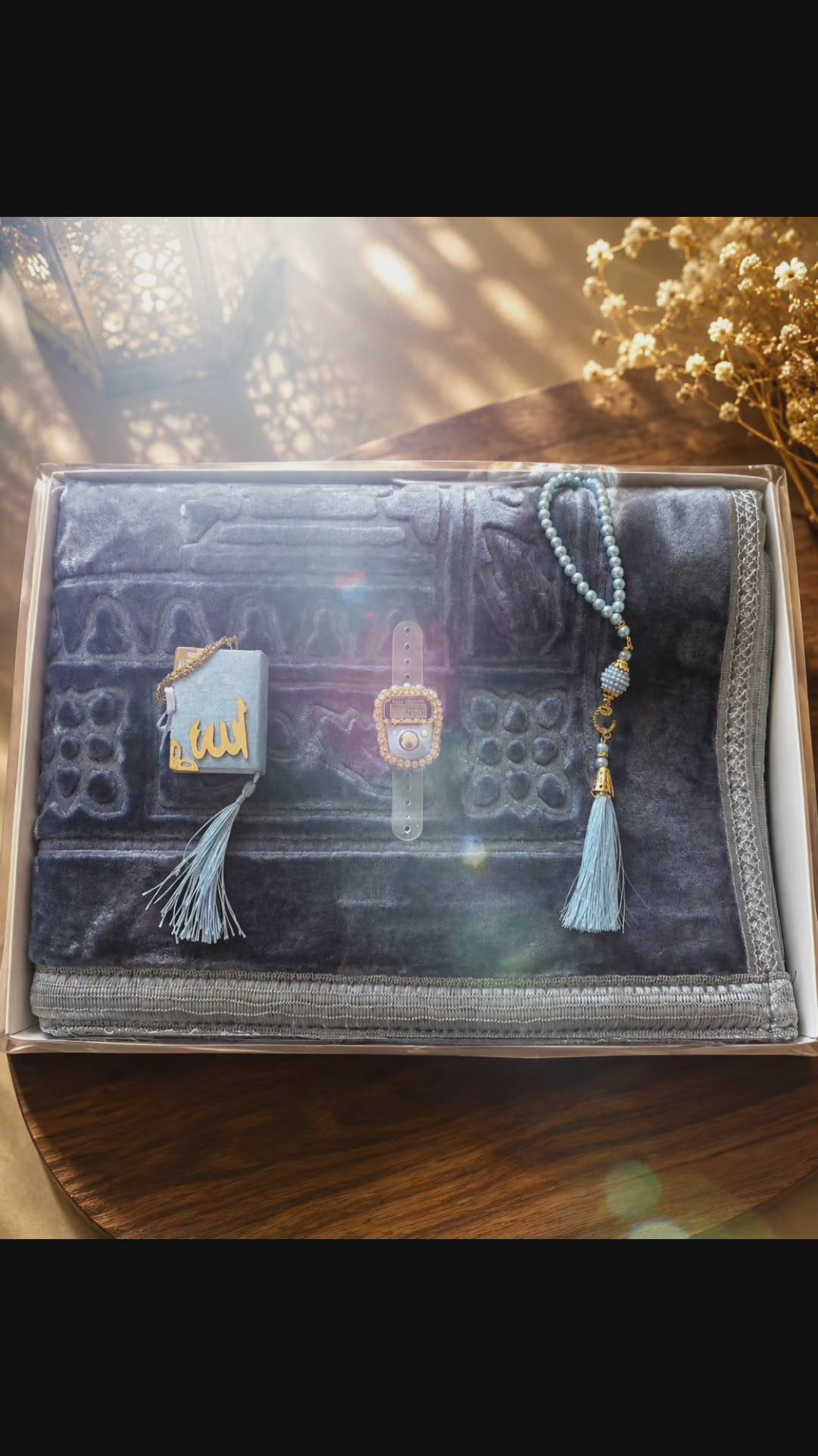 Coffret de Prière Personnalisable Bleu Gris – Tapis, Tasbih, Compteur & Mini Coran Allah