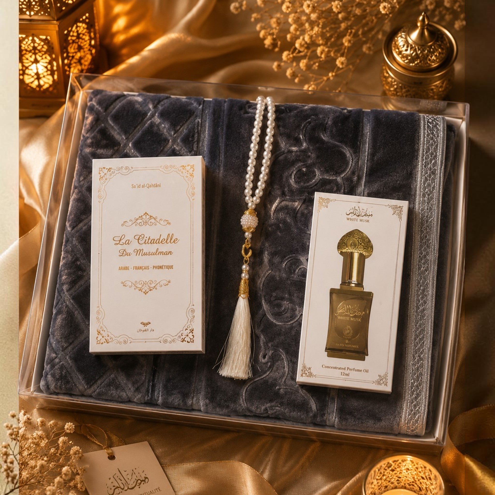 Coffret Cadeau Tapis de Prière Personnalisable Gris – Citadelle du Musulman + Musc Blanc + Tasbih – 70 x 110 cm