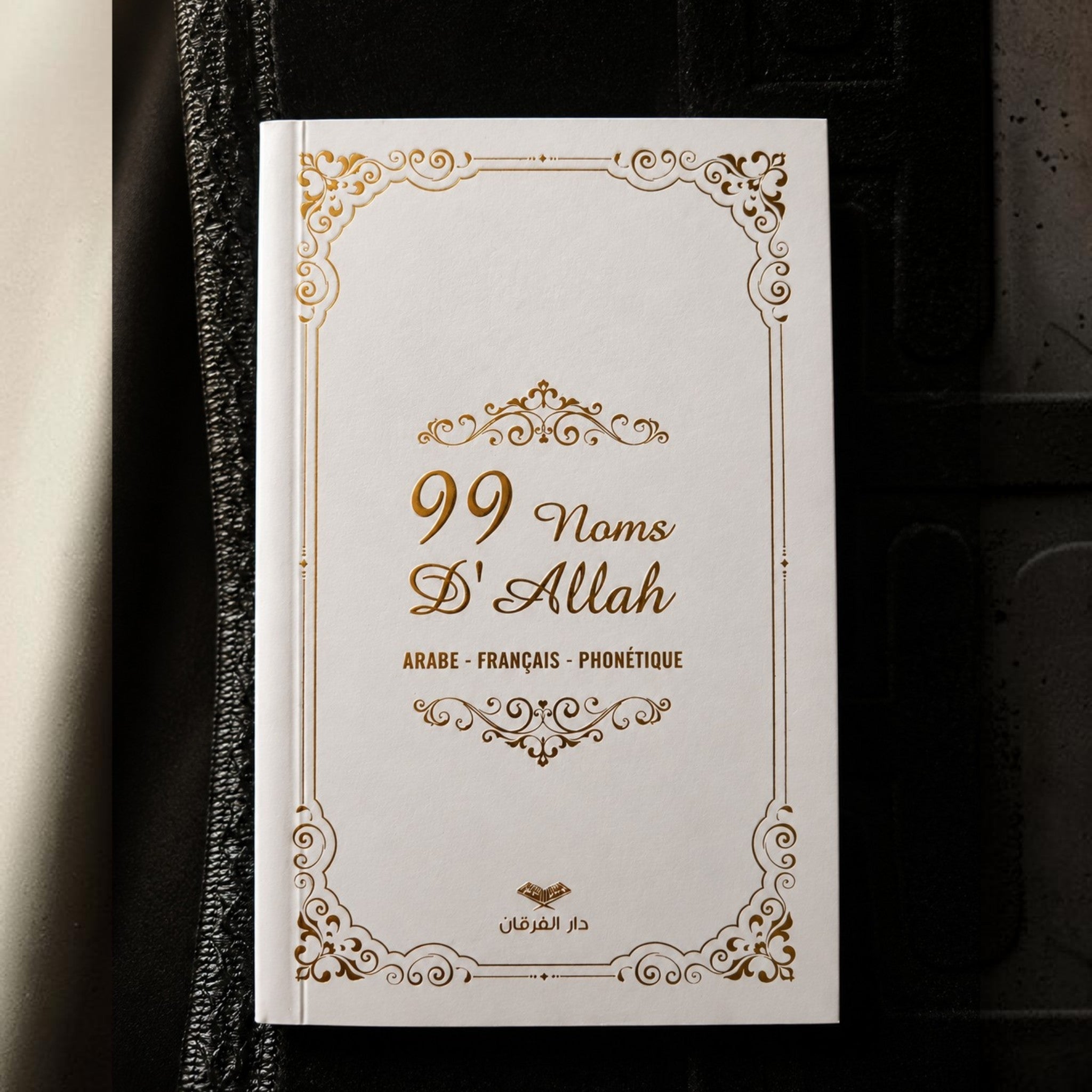 Coffret Cadeau Islamique Luxe – Tapis de prière personnalisé 70x110 cm – Livre 99 Noms d’Allah – Musc Blanc – Tasbih