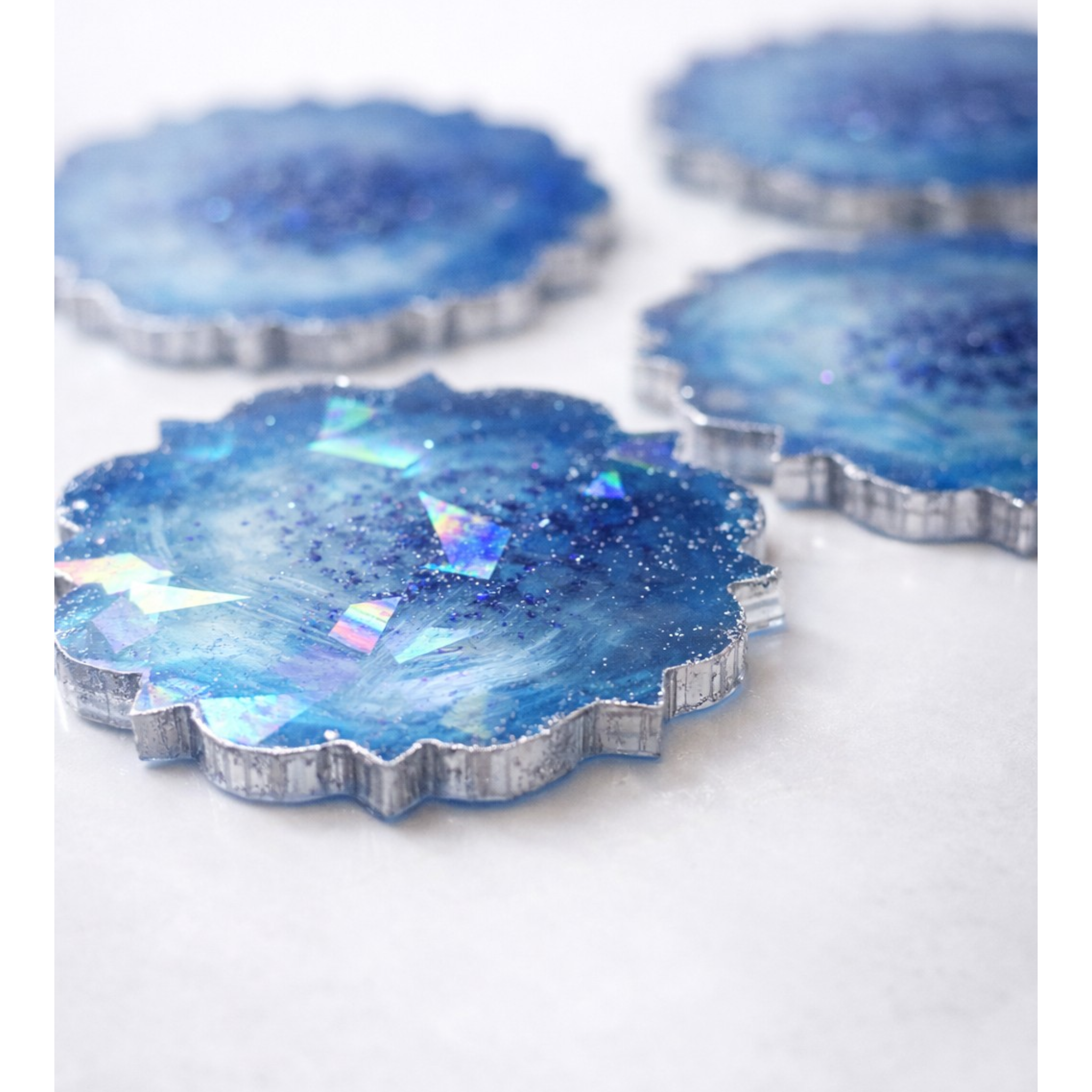 Set de 4 Dessous de Verre Géode Bleu – Résine Époxy Effet Cristal – 11 cm – Idée Cadeau Chic