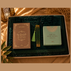 Coffret Prière Luxe Personnalisable – Tapis 110x70cm, Citadelle du Musulman, marque page artisanal en résine & Musc Tahara Pistache 12ml