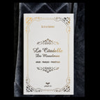 Coffret Cadeau Tapis de Prière Personnalisable Gris – Citadelle du Musulman + Musc Blanc + Tasbih – 70 x 110 cm
