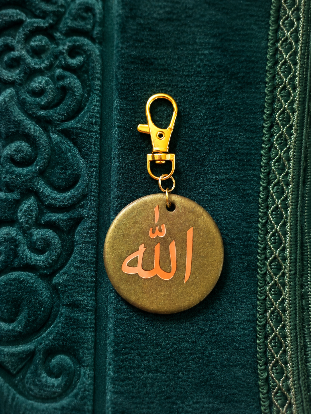 Coffret cadeau islamique – Tapis de prière vert & porte-clé artisanal en résine | Personnalisable ✨
