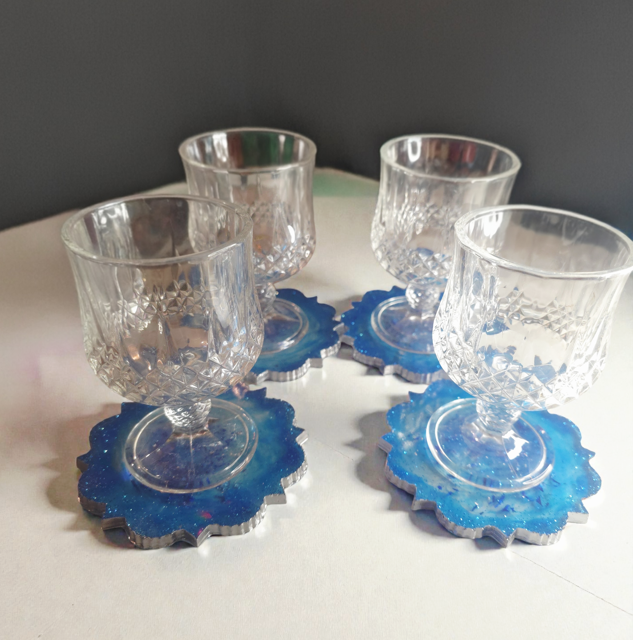 Lot de 4 dessous de verre artisanaux en résine – Bleu inspiré de l’Orient (Ø 10,5 cm)