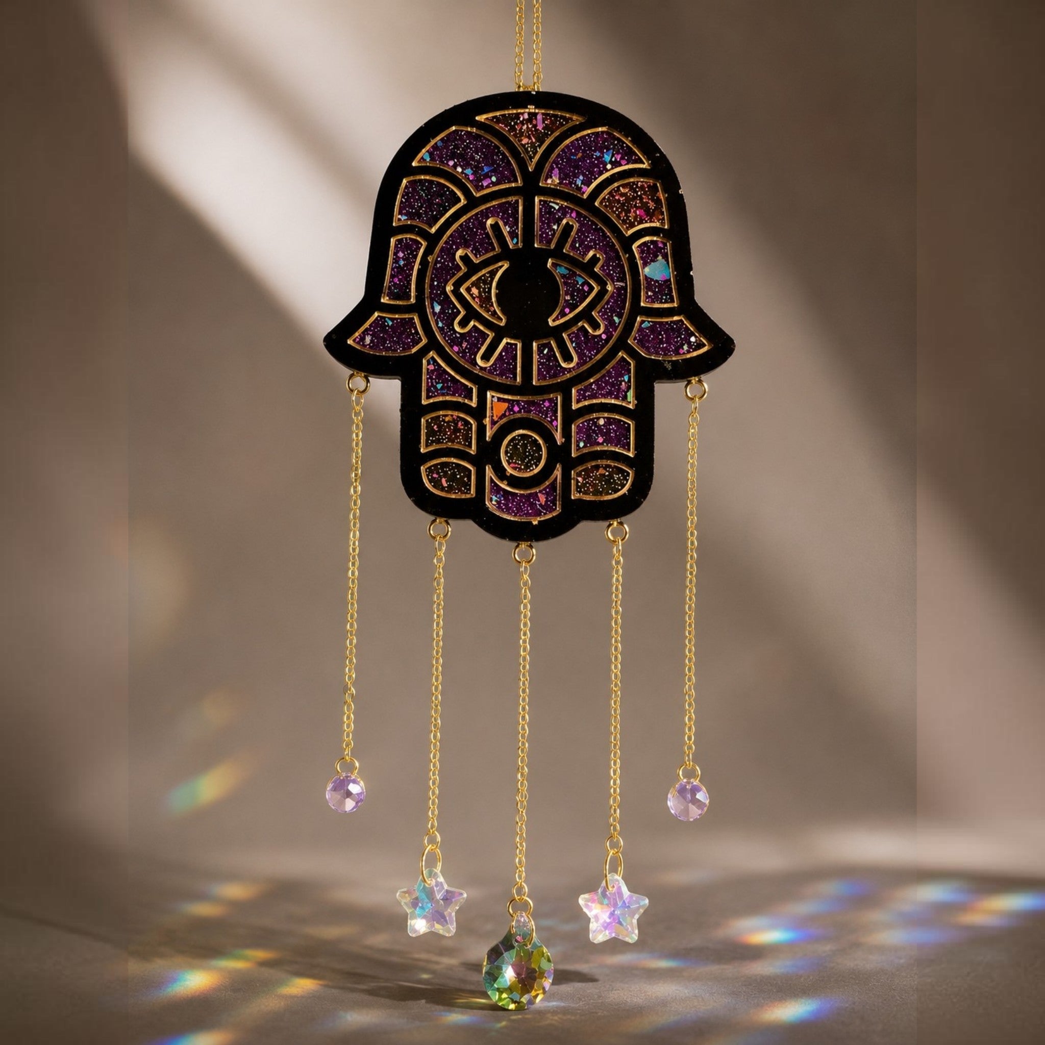 Suspension Main de Fatma en Résine – Décoration Murale Artisanale – Effet Holographique – 10 x 9,5 cm