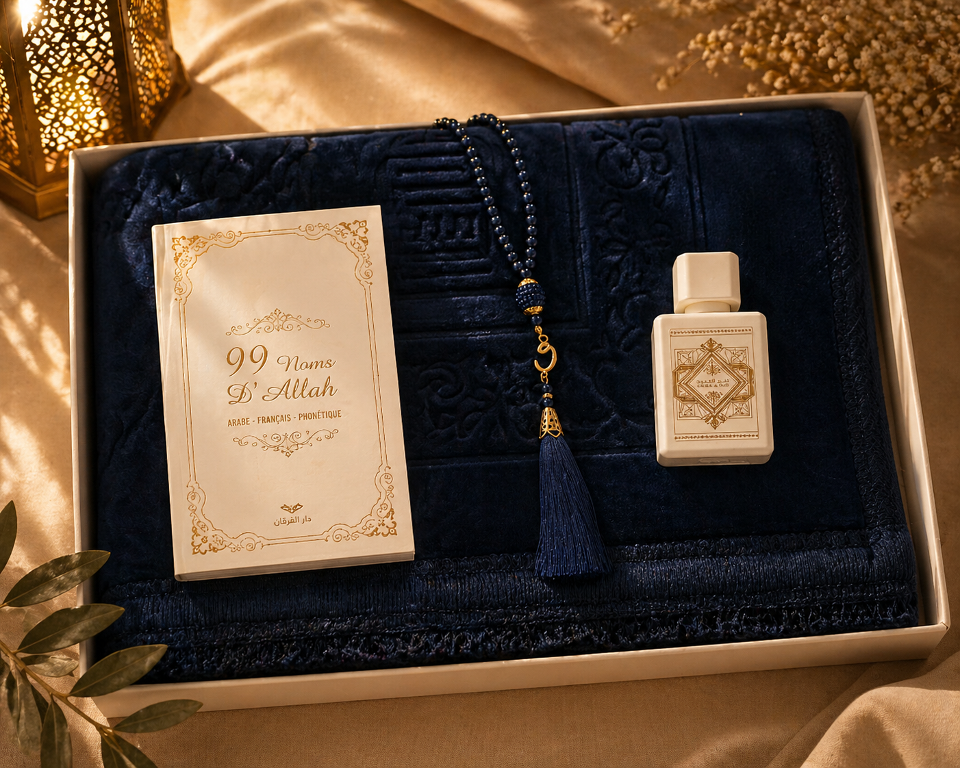 Coffret Prière Luxe Personnalisable – Tapis 110x70cm, Tasbih, Livre 99 Noms d’Allah & Parfum Badera Al Oud 30ml