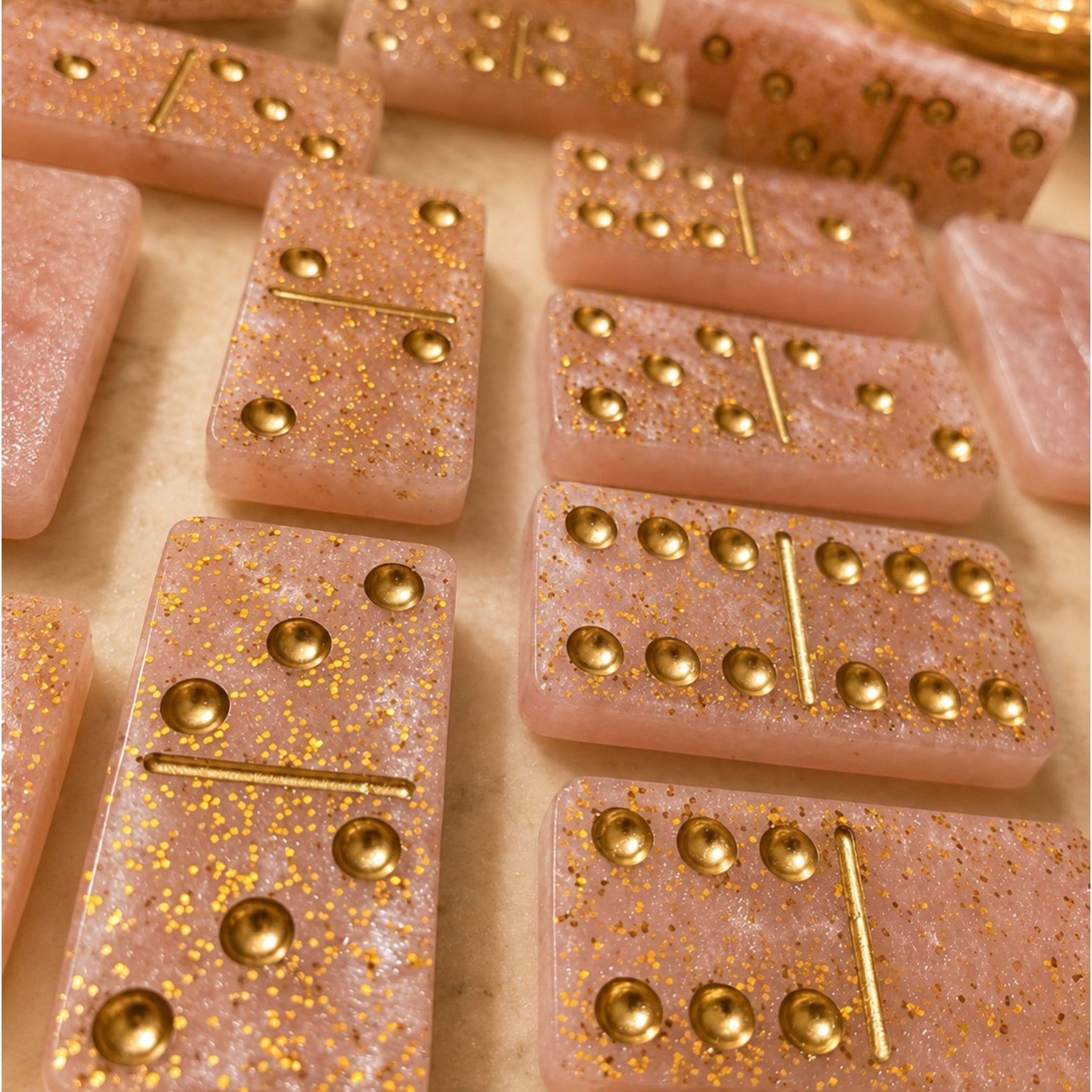 Jeu de Dominos Artisanal en Résine – Rose Nacré & Doré